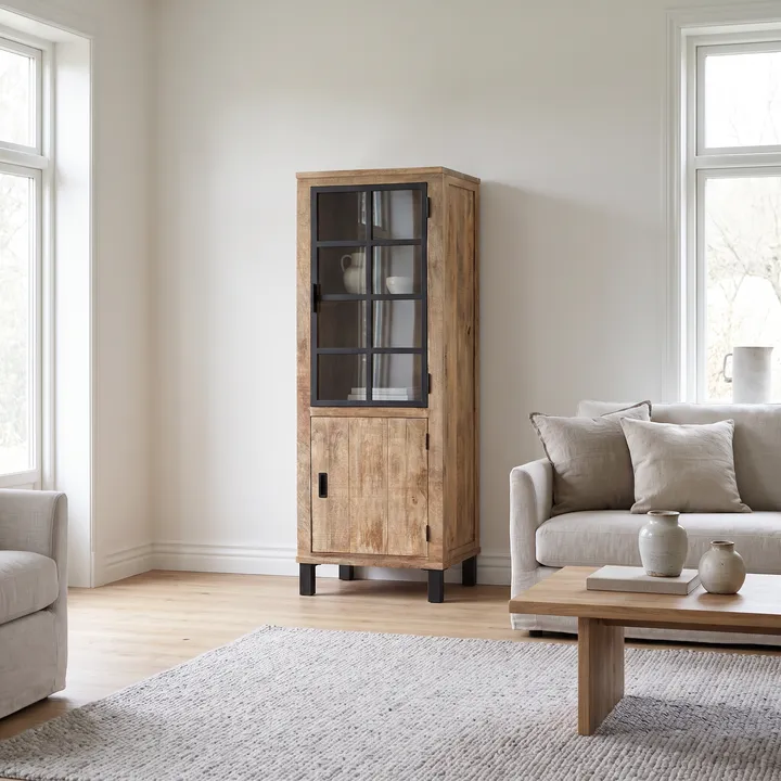 Nano Banana Pro: Hochschrank schräg im Wohnzimmer, die rechte Seitenwand ist sichtbar.