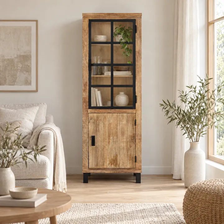 ChatGPT Image: Hochschrank frontal im Wohnzimmer, mit ergänzter Dekoration hinter der Glastür.