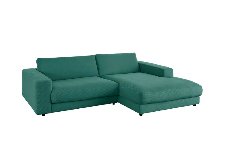 Grünes Cordsofa mit zwei Rückenkissen und rechts liegender Ottomane auf weißem Hintergrund.