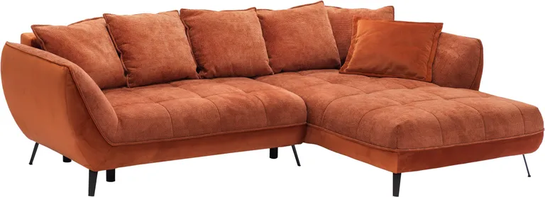 Rostrotes Ecksofa im breiten Freisteller mit rechts liegender Ottomane, Steppung und schwarzen Füßen.