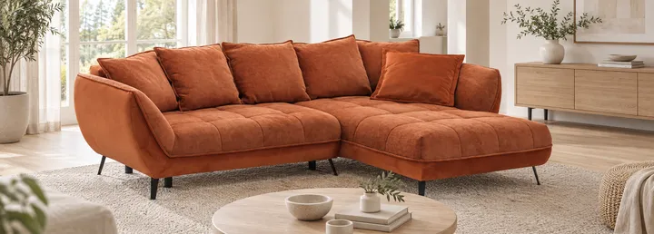 ChatGPT Ergebnis 3: rotes Sofa in einer breiten Wohnszene mit Sideboard rechts.